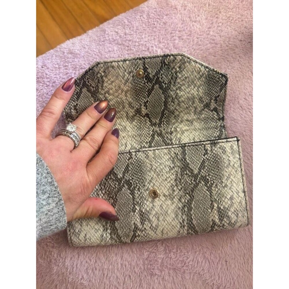 Guess Wallet - Picture 5 of 7